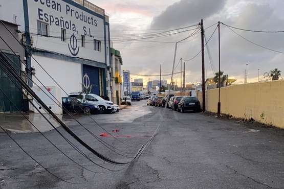 Caída de un tendido de cables sobre la calle principal de la zona industrial de Bocabarranco (Telde)/TA.